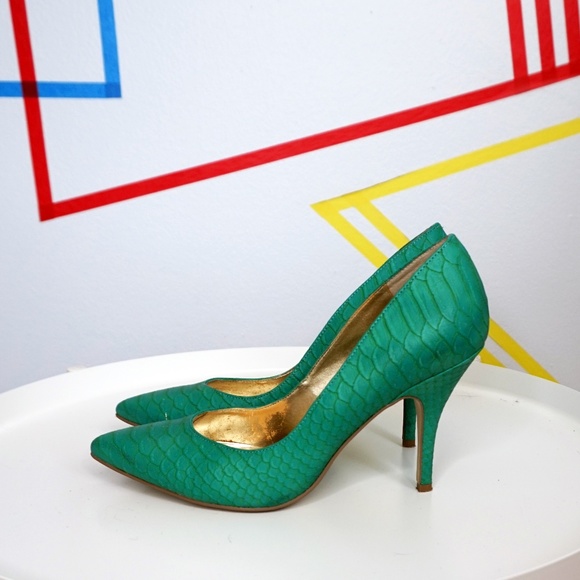 GUESS Turquoise Snake Skin Pump - Picture 2 of 6